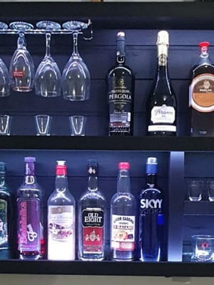 Adega de madeira vinho e whisk com led – promoção.