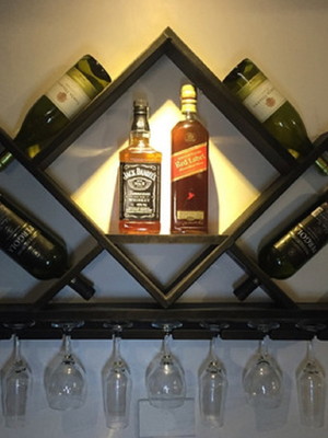 Adega de vinhos e whisky c porta taças 2024.