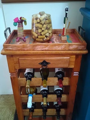 Aparador adega de madeira demolição mista rustica 9 garrafas