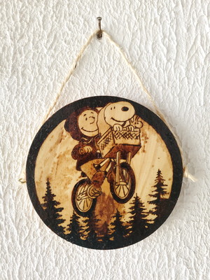 Arte em madeira pirografado charlie brown e snoopy,18 cm