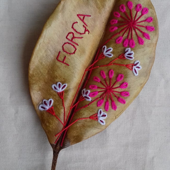 Imagem 4 - ARTE SOBRE A ARTE DE DEUS folha natural bordada a mão