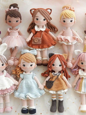 Boneca em amigurumi (crochê) cada