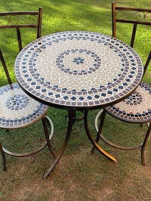Conjunto mesa com cadeiras em mosaico