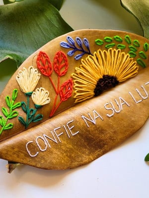 Folha de árvore bordada à mão - frase e floral