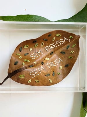 Folha seca de árvore bordada à mão - folhas e frase