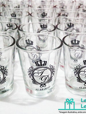 Lembrancinha de casamento copinho de cachaça personalizado