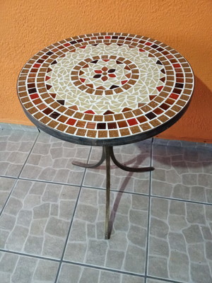 Mesa de canto em mosaico