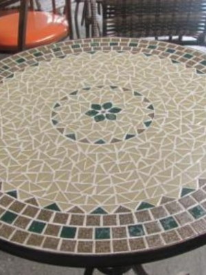 Mesa em ferro e mosaico