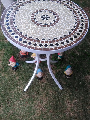 Mesa em mosaico branca triângulo