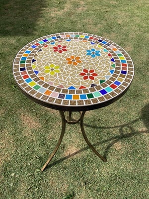 Mesa em mosaico flores coloridas