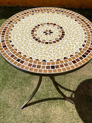 Mesa em mosaico neutro