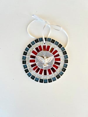 Mini mandala divino em mosaico cinza e vermelho