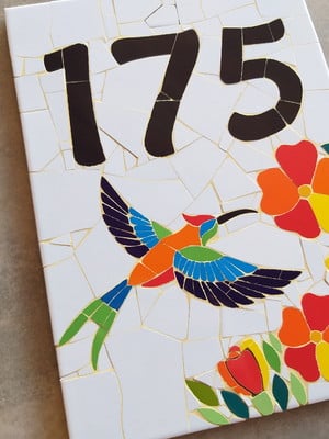 Número em mosaico beija flor