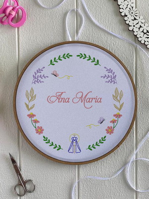 Porta maternidade bastidor bordado floral nossa senhora