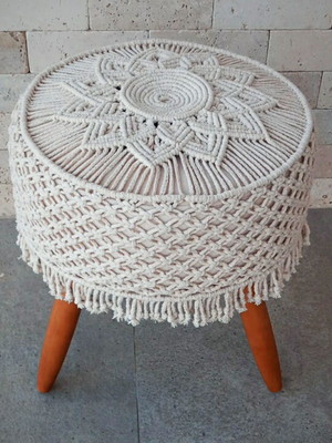 Puff decorativo em macramê
