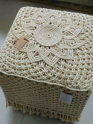 Puff decorativo em macramê