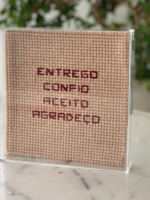 Quadro em tapeçaria com bordado - moldura acrílico